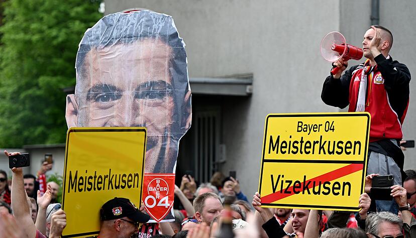 Die Leverkusener Fans feierten ihr Team schon vor dem Anpfiff.