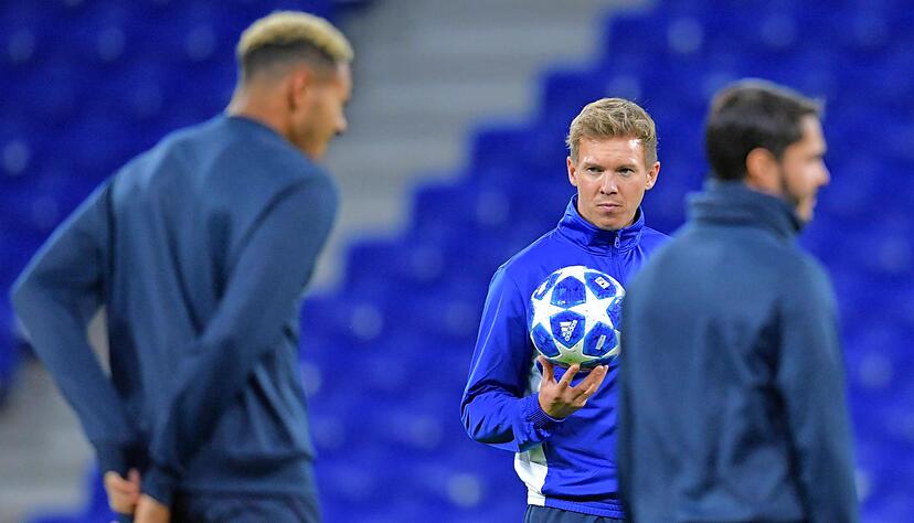 Hoffenheims Trainer Julian Nagelsmann (Mitte) hat sich gestern alle seine Spieler noch einmal genau angeschaut, um die richtigen elf für das Spiel gegen Lyon auszuwählen.

Foto: dpa