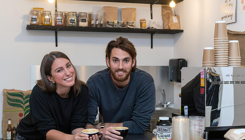 Katharina und James eröffnetem vor Kurzem das Lokal "Erstmal Kaffee" für Kaffeefans. Fotos: Mario Berger