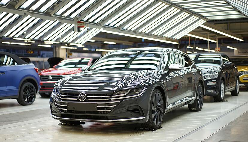 Niedersachse in Arbeit: Ein VW Arteon läuft vom Band im VW-Werk Osnabrück. Niedersachse in Arbeit: Ein VW Arteon läuft vom Band im VW-Werk Osnabrück.