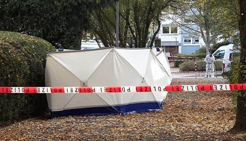 Ein maskierter Mann hat auf eine Frau eingestochen, als sie ihr Wohnhaus in Bremen verlie&szlig;. Auch ihr Sohn wurde verletzt.