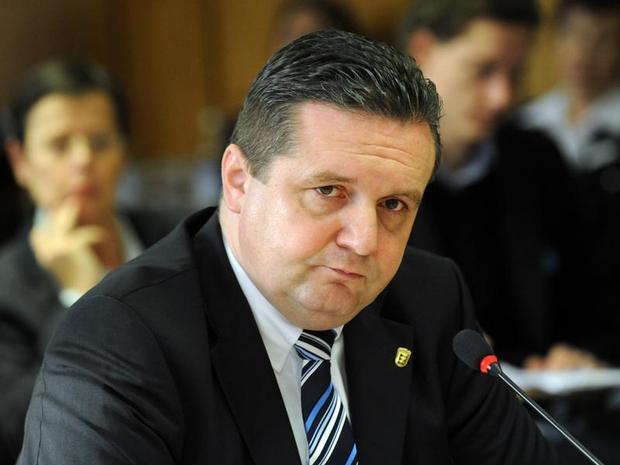 Geht es nach Stefan Mappus (CDU), behalten viele Lehrer ihre Jobs noch (Archiv). Geht es nach Stefan Mappus (CDU), behalten viele Lehrer ihre Jobs noch (Archiv).