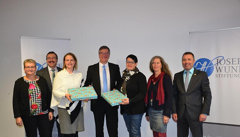 Spendenübergabe in Sinsheim mit Christoph Palm (Mitte), Geschäftsführer der Wund-Stiftung, und Oberbürgermeister Jörg Albrecht (rechts).
Foto: privat Spendenübergabe in Sinsheim mit Christoph Palm (Mitte), Geschäftsführer der Wund-Stiftung, und Oberbürgermeister Jörg Albrecht (rechts).
Foto: privat
