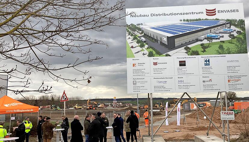 Direkt neben Werk II von Envases entsteht bis Jahresende die Logistikhalle, die die Kapazit&auml;t von vier Au&szlig;enlager b&uuml;ndelt.
Foto: Tscherwitschke