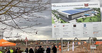 Direkt neben Werk II von Envases entsteht bis Jahresende die Logistikhalle, die die Kapazit&auml;t von vier Au&szlig;enlager b&uuml;ndelt.
Foto: Tscherwitschke