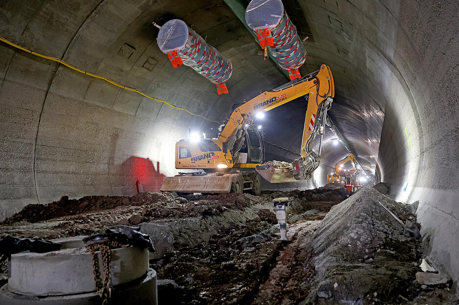 Die Bauarbeiten im Tunnelinneren laufen auf Hochtouren. Die Bauarbeiten im Tunnelinneren laufen auf Hochtouren.