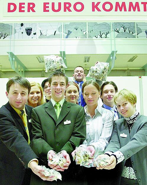 17. Dezember 2001: Bankangestellte zeigen Starter-Kits.