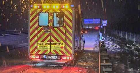 Wegen Schnee und glatten Straßen hat es in der Nacht einige Unfälle in Baden-Württemberg gegeben. Polizei und Rettungskräfte waren häufig im Einsatz.
