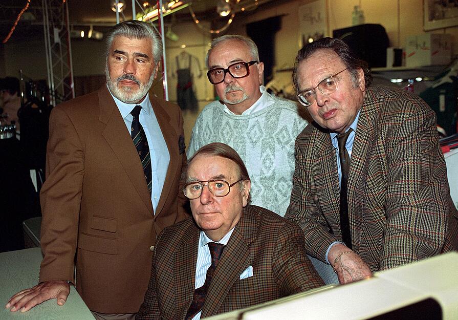 Schauspieler Will Quadflieg (r) im Kreis seiner Kollegen Mario Adorf (l), Klaus Schwarzkopf (sitzend) und Hans Korte (M) bei Dreharbeiten zu dem ZDF-Vierteiler "Der gro&szlig;e Bellheim" im Jahr 1991.