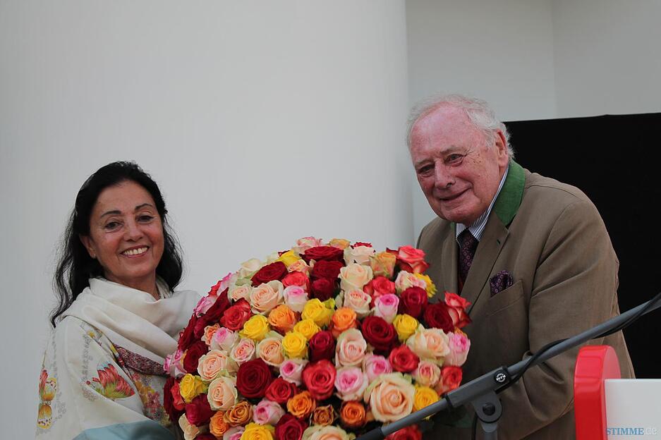 Einen großen Straus Rosen gab es für Carmen Würth zu ihrem 75. Geburtstag von Unternehmer und Geschäftsführer Reinhold Würth.