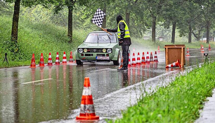 Die Fahrer − hier Rico Welz aus Gschwend in seinem VW Golf I Typ 17 − und Streckenposten trotzten den anspruchsvollen Bedingungen in Öhringen.