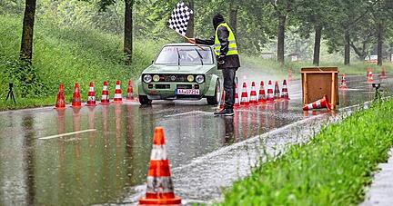 Die Fahrer − hier Rico Welz aus Gschwend in seinem VW Golf I Typ 17 − und Streckenposten trotzten den anspruchsvollen Bedingungen in Öhringen.
Foto: Lina Bihr