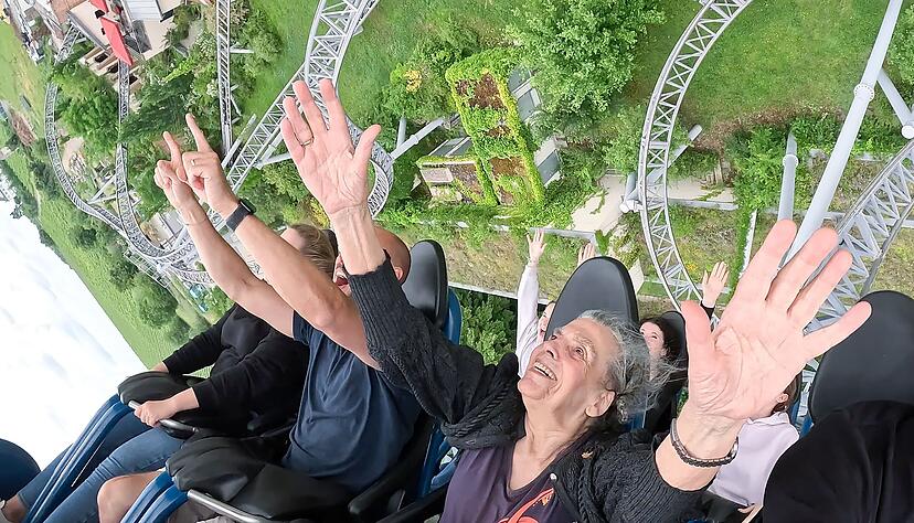 Ursula Dees, auch als "Karacho-Oma" bekannt, feiert ihre 3333. Fahrt mit der Karacho-Achterbahn in Tripsdrill.