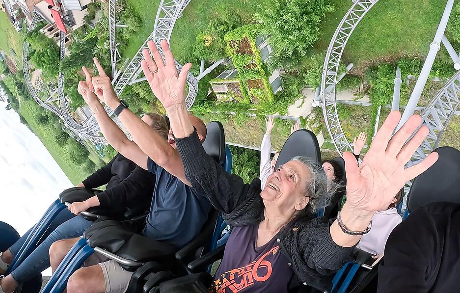 Ursula Dees, auch als "Karacho-Oma" bekannt, feiert ihre 3333. Fahrt mit der Karacho-Achterbahn in Tripsdrill.