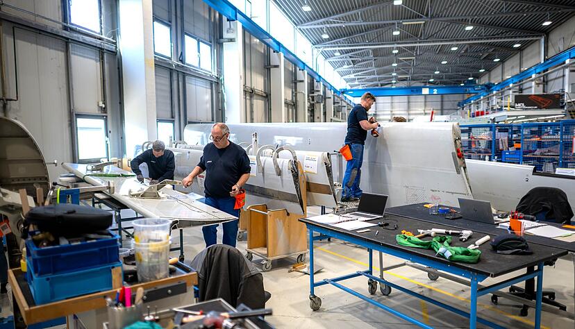 In einer Werkstatt nahe Bremen werden Flugzeugteile aus ganz Europa repariert.