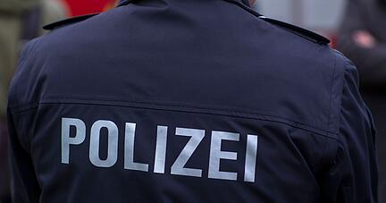 «Polizei» steht auf der Uniform eines Polizisten.