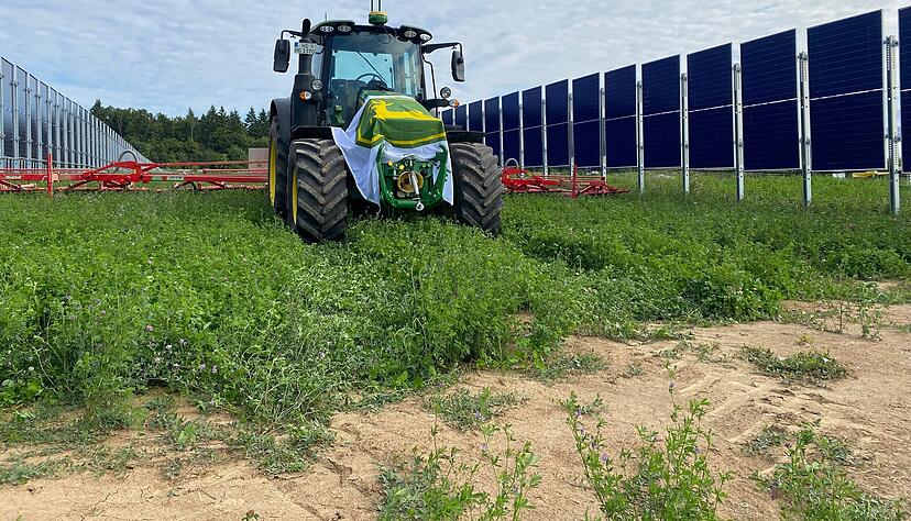 Sonne ernten und trotzdem Landwirtschaft betreiben: Das ist das Ziel von Argi-PV-Anlagen. In F&uuml;rfeld steht bereits eine, in Bonfeld soll jetzt eine weitere dazukommen.