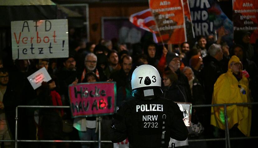 Polizisten sichern in D&uuml;sseldorf eine Veranstaltung mit dem Th&uuml;ringer AfD-Landesparteichef Bj&ouml;rn H&ouml;cke.