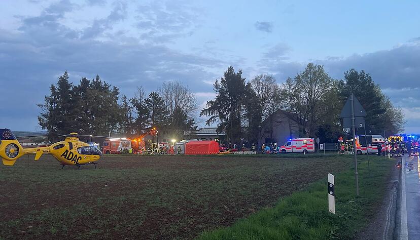 Einsatzkr&auml;fte k&uuml;mmern sich um die Verletzten.