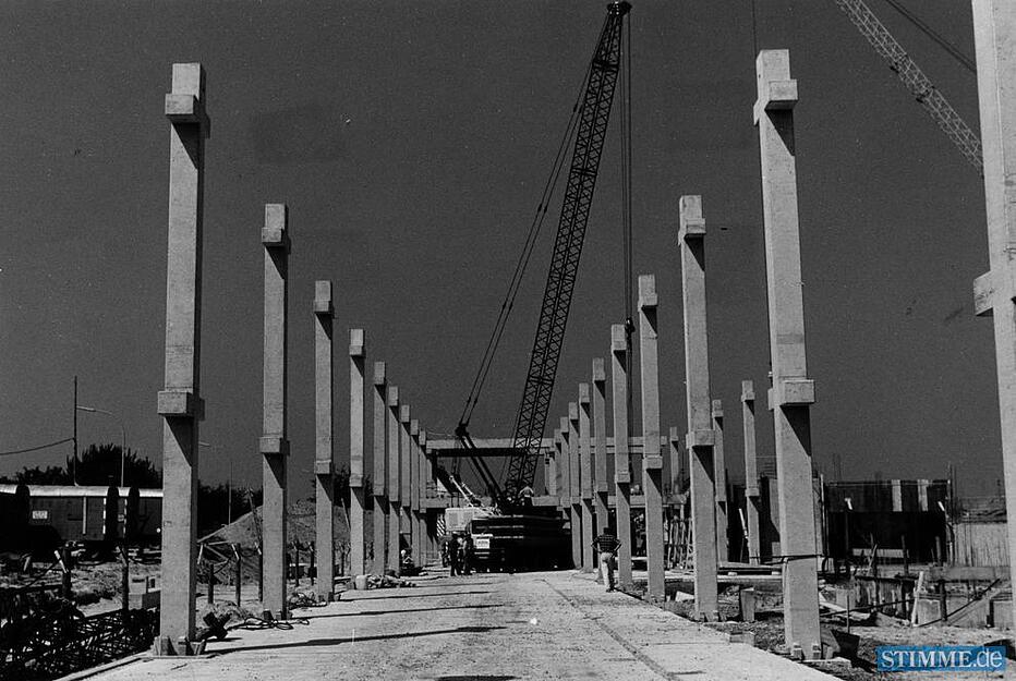 29.05.1974: Die ersten Fertigbauteile auf der Gro&szlig;baustelle werden verankert.