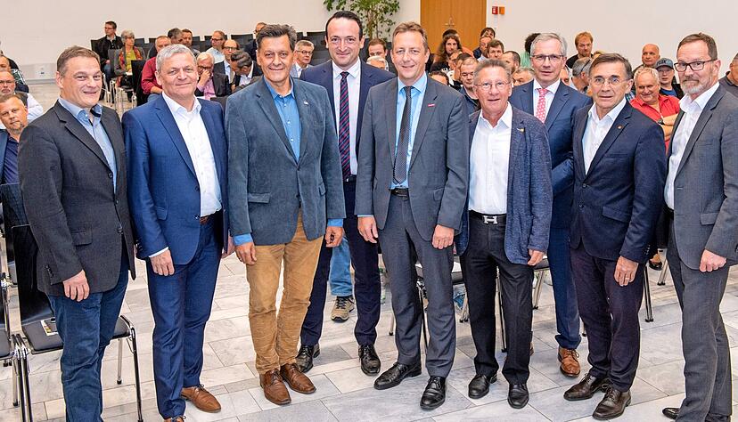 Akteure aus verschiedensten Bereichen der Region und darüber hinaus diskutierten lebendig über die Zukunft der Automobilbranche.
Foto: Mario Berger Akteure aus verschiedensten Bereichen der Region und darüber hinaus diskutierten lebendig über die Zukunft der Automobilbranche.
Foto: Mario Berger