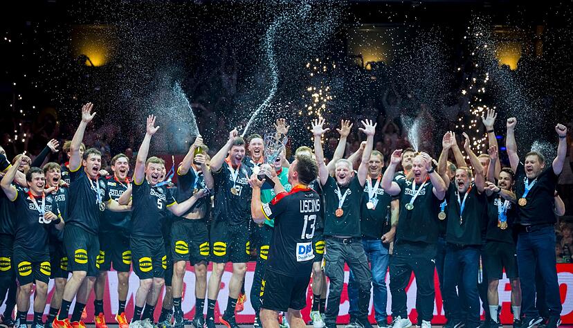 Deutschlands U21-Handballer feiern den WM-Sieg in Berlin. Deutschlands U21-Handballer feiern den WM-Sieg in Berlin.