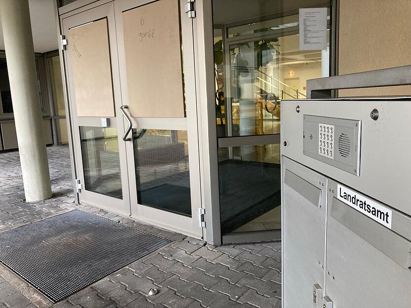 Auch am Eingang gibt es Schäden. Auch am Eingang gibt es Schäden.