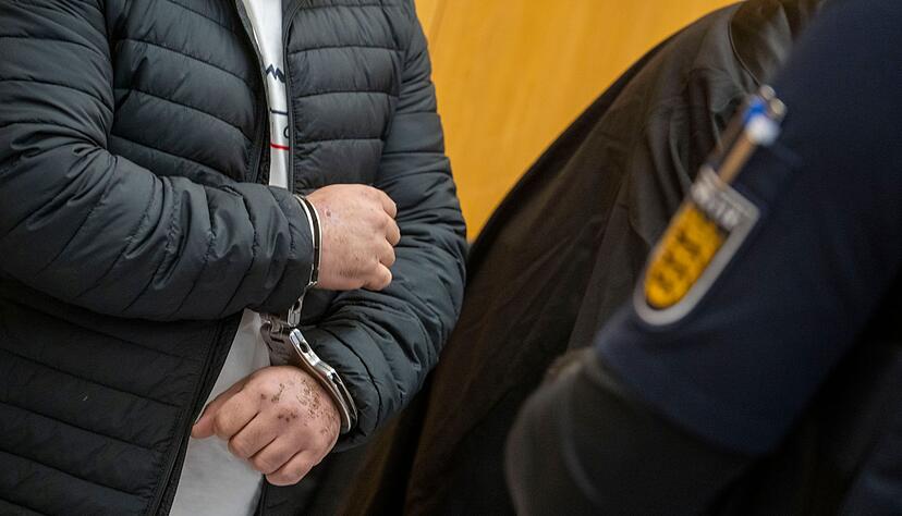 16 Sch&uuml;ssen sollen er und ein Komplize abgefeuert haben.