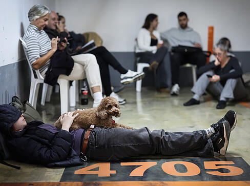 Menschen suchen Schutz in einer Tiefgarage in Tel Aviv (Israel), nachdem ein Alarm wegen ankommender Raketen aus dem Iran ausgel&ouml;st wurde.