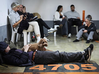 Menschen suchen Schutz in einer Tiefgarage in Tel Aviv (Israel), nachdem ein Alarm wegen ankommender Raketen aus dem Iran ausgel&ouml;st wurde.