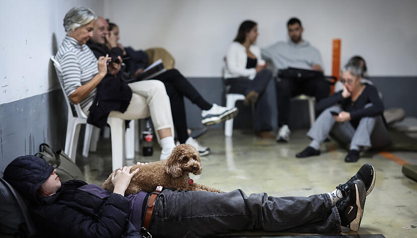 Menschen suchen Schutz in einer Tiefgarage in Tel Aviv (Israel), nachdem ein Alarm wegen ankommender Raketen aus dem Iran ausgel&ouml;st wurde.