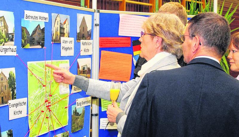 Große Beachtung fand bei den internationalen Gästen die Ausstellung "Wir in Europa", die Schüler der Sulzfelder Blanc- und Fischer Schule für das Partnerschaftsjubiläum vorbereitet hatten.
Fotos: Tanja Ochs