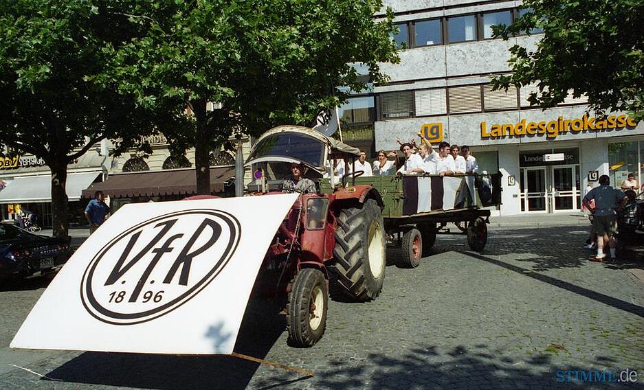 Beim Jubel über den DFB-Pokalsieg der Junioren feiert der Nachwuchs auf dem Marktplatz auch den hundert Jahre alten Traditionsverein VfR Heilbronn. Beim Jubel über den DFB-Pokalsieg der Junioren feiert der Nachwuchs auf dem Marktplatz auch den hundert Jahre alten Traditionsverein VfR Heilbronn.