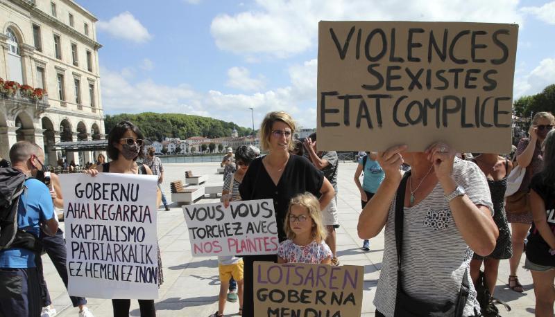 Frauen demonstrieren vor der Ankunft des französischen Innenministers Darmanin gegen dessen Besuch in Bayonne. Eine Frau bezichtigt Darmanin der Vergewaltigung. Der 37-Jährige bestreitet die Vorwürfe.