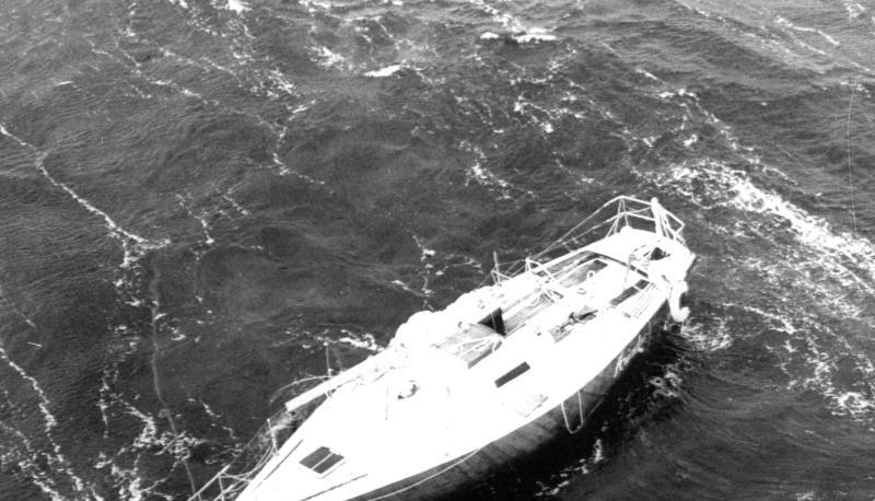 Das verlassen im Meer vor der irischen Südküste treibende Wrack der Jacht «Ariadne» am 14. August 1979. Das verlassen im Meer vor der irischen Südküste treibende Wrack der Jacht «Ariadne» am 14. August 1979.