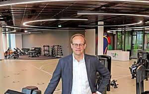 Matthias Oppitz im Fitnessbereich im Untergeschoss von Bau E. Matthias Oppitz im Fitnessbereich im Untergeschoss von Bau E.