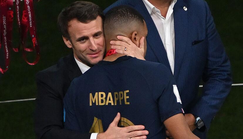 Frankreichs Pr&auml;sident Emmanuel Macron tr&ouml;stet Kylian Mbapp&eacute;.
