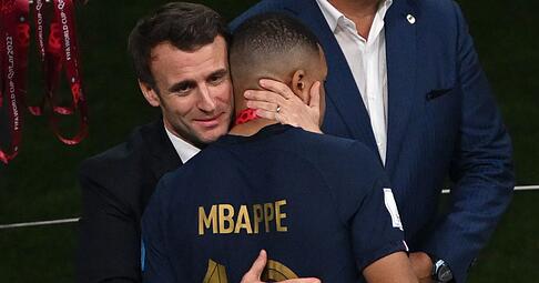 Frankreichs Pr&auml;sident Emmanuel Macron tr&ouml;stet Kylian Mbapp&eacute;.