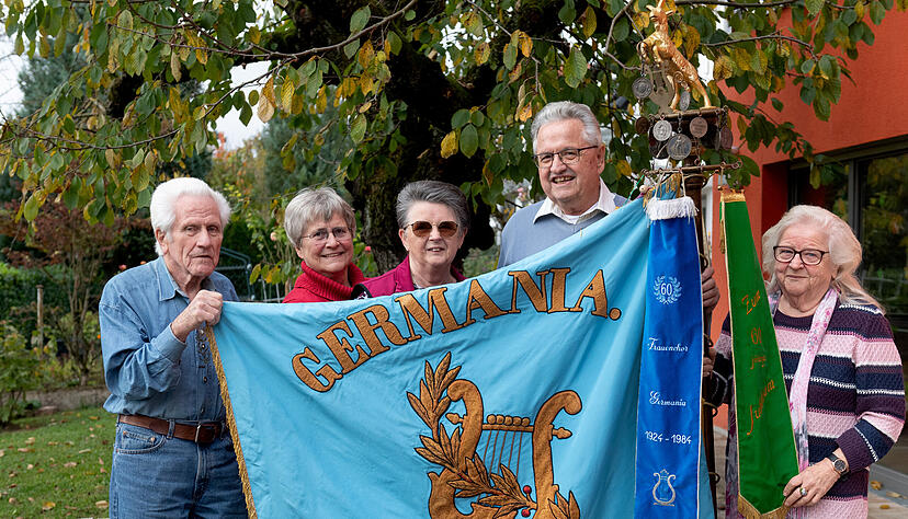 Der Vereinsvorstand holt die Fahne ein. Nach 154 Jahren ist für den Gesangverein Böckingen jetzt Schluss. Der Vereinsvorstand holt die Fahne ein. Nach 154 Jahren ist für den Gesangverein Böckingen jetzt Schluss.