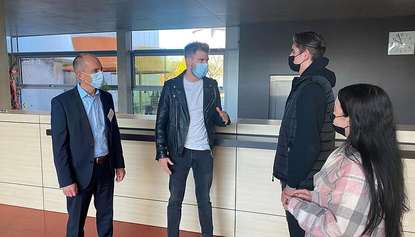 Von links: Christoph Franz, Schulleiter der Peter-Bruckmann-Schule und Polizist Dominik Baumgart im Gespr&auml;ch mit den zwei Sch&uuml;lern Gianni Alessio Dimitri (16) und Kani Ahmed (18).
Foto: Lisa K&ouml;nnecke