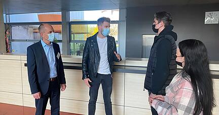 Von links: Christoph Franz, Schulleiter der Peter-Bruckmann-Schule und Polizist Dominik Baumgart im Gespr&auml;ch mit den zwei Sch&uuml;lern Gianni Alessio Dimitri (16) und Kani Ahmed (18).
Foto: Lisa K&ouml;nnecke