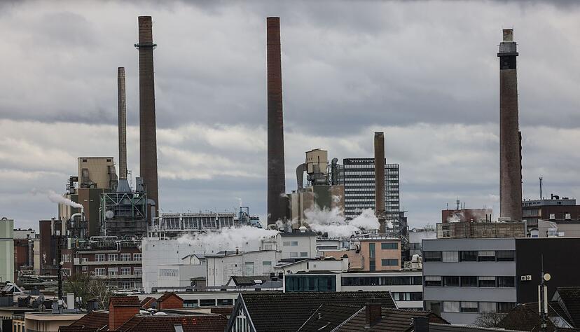 Pr&auml;gend: Hinter Wohnh&auml;usern sind die Anlagen des Werkes von Bayer in Leverkusen zu sehen.