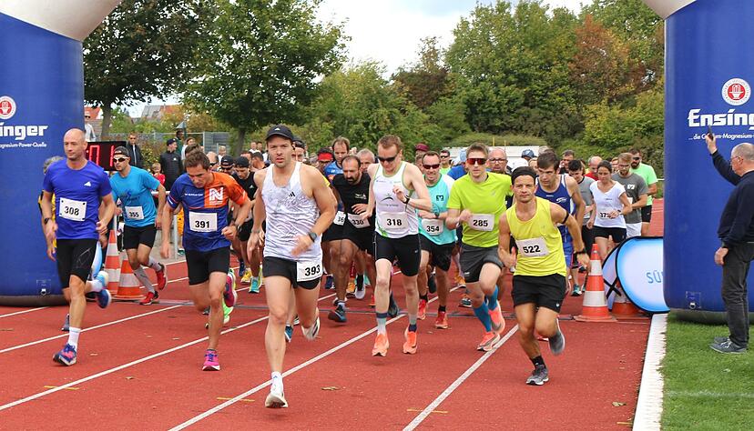 Zahlreiche Teilnehmer stellten sich 2023 dem Hauptlauf &uuml;ber zehn Kilometer. Auch 2024 werden auf den sechs Strecken insgesamt hunderte L&auml;ufer erwartet. Foto: Ute Pl&uuml;ckthun