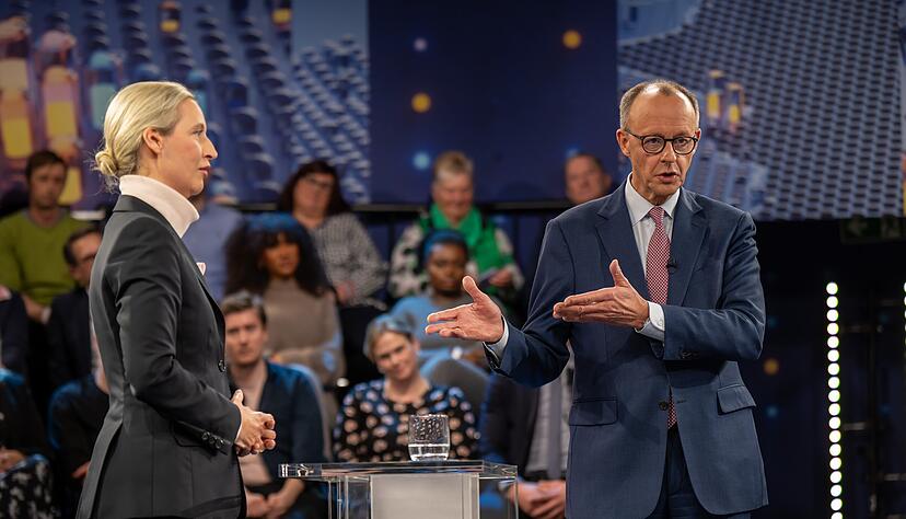 13.02.2025, Berlin: Friedrich Merz, Kanzlerkandidat und Vorsitzender der CDU, spricht mit Alice Weidel, Kanzlerkandidatin der AfD, in der ZDF-Sendung «Klartext». Bürgerinnen und Bürger haben in der Sendung die Gelegenheit den Kanzlerkandidaten ihre Fragen zu stellen. Foto: Michael Kappeler/dpa-Pool/dpa +++ dpa-Bildfunk +++ 13.02.2025, Berlin: Friedrich Merz, Kanzlerkandidat und Vorsitzender der CDU, spricht mit Alice Weidel, Kanzlerkandidatin der AfD, in der ZDF-Sendung «Klartext». Bürgerinnen und Bürger haben in der Sendung die Gelegenheit den Kanzlerkandidaten ihre Fragen zu stellen. Foto: Michael Kappeler/dpa-Pool/dpa +++ dpa-Bildfunk +++