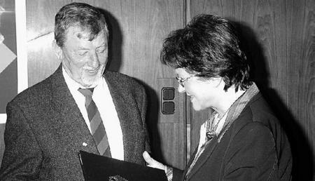 Für sein ehrenamtliches Engagement bekam Günter Teichmann von Johanna Lichy das Bundesverdienstkreuz. Für sein ehrenamtliches Engagement bekam Günter Teichmann von Johanna Lichy das Bundesverdienstkreuz.