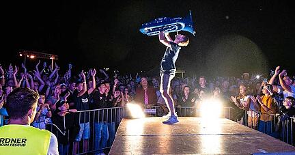 Mit seinem Markenzeichen, der blauen Tuba, wird Micha von der Rampe bei seinem Dahoim Feschd 90 Minuten auf der Bühne stehen. Das Event am Freitagabend ist der Startschuss für ein buntes Festwochenende in Brackenheim. Mit seinem Markenzeichen, der blauen Tuba, wird Micha von der Rampe bei seinem Dahoim Feschd 90 Minuten auf der Bühne stehen. Das Event am Freitagabend ist der Startschuss für ein buntes Festwochenende in Brackenheim.