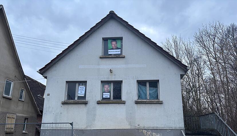 Das leerstehende Haus in der Biberacher Finkenbergstraße sorgt für Wirbel: An den Fensterscheiben sind derbe Plakate angebracht. Sie richten sich explizit gegen die Partei "Die Grünen" und gegen ihren Kanzlerkandidaten Robert Habeck. Das leerstehende Haus in der Biberacher Finkenbergstraße sorgt für Wirbel: An den Fensterscheiben sind derbe Plakate angebracht. Sie richten sich explizit gegen die Partei "Die Grünen" und gegen ihren Kanzlerkandidaten Robert Habeck.