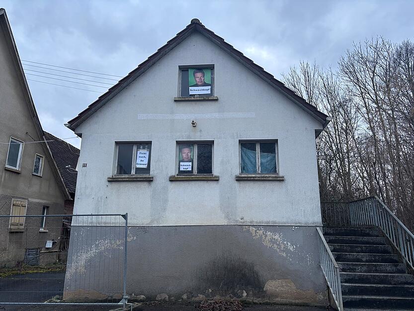 Das leerstehende Haus in der Biberacher Finkenbergstra&szlig;e sorgt f&uuml;r Wirbel: An den Fensterscheiben sind derbe Plakate angebracht. Sie richten sich explizit gegen die Partei "Die Gr&uuml;nen" und gegen ihren Kanzlerkandidaten Robert Habeck.