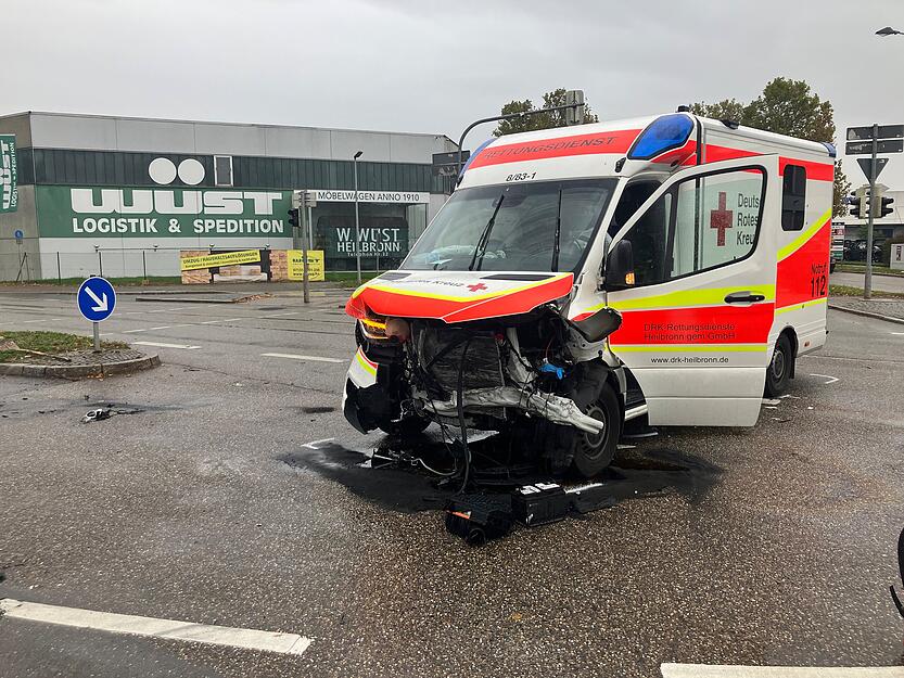 Mitten auf der Kreuzung bleibt der Rettungswagen nach dem Unfall stehen. Zeitweise war die Strecke im Heilbronner Industriegebiet gesperrt.