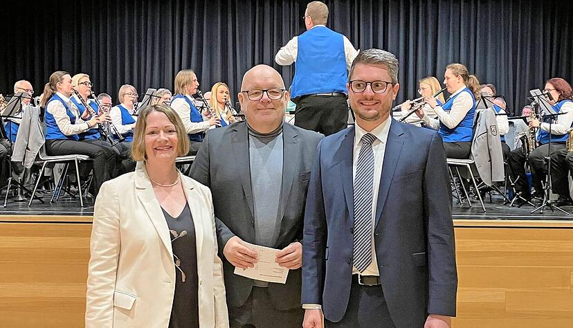 Die Pfedelbacher müssen am 29. März ein zweites Mal zur Urne. Bürgermeister Torsten Kunkel (Mitte) verkündet nach 21.21 Uhr: Ina Krone und Jens Müller gehen in die Stichwahl. Keiner der vier Kandidaten hat über 50 Prozent der Stimmen geholt. Die Pfedelbacher müssen am 29. März ein zweites Mal zur Urne. Bürgermeister Torsten Kunkel (Mitte) verkündet nach 21.21 Uhr: Ina Krone und Jens Müller gehen in die Stichwahl. Keiner der vier Kandidaten hat über 50 Prozent der Stimmen geholt.